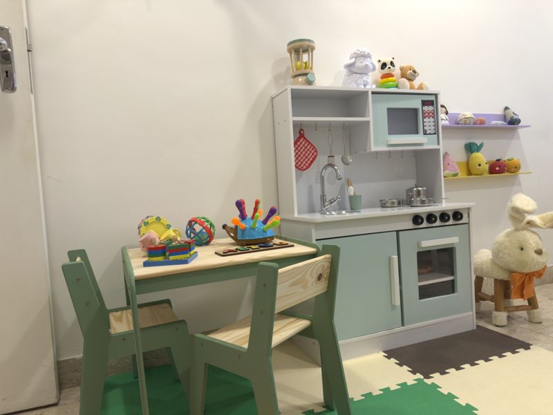 Cantinho de brincar com mesinha, cadeiras e cozinha de brinquedo