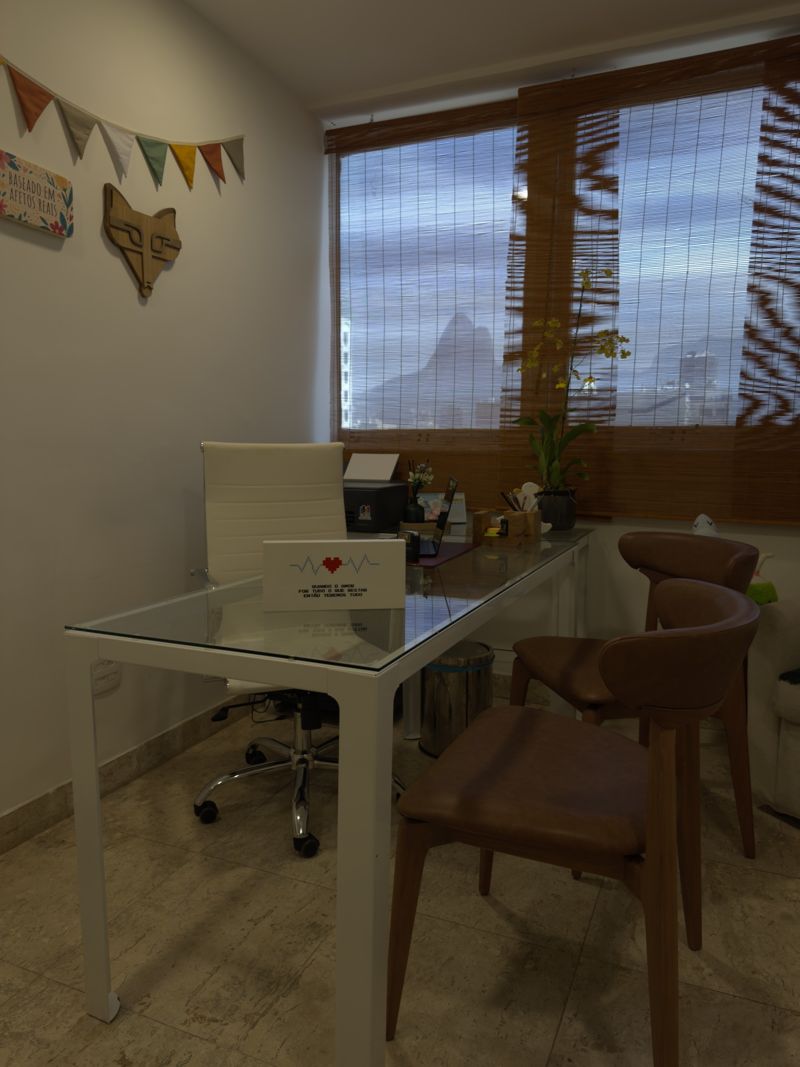 Mesa de atendimento com vista para a cidade